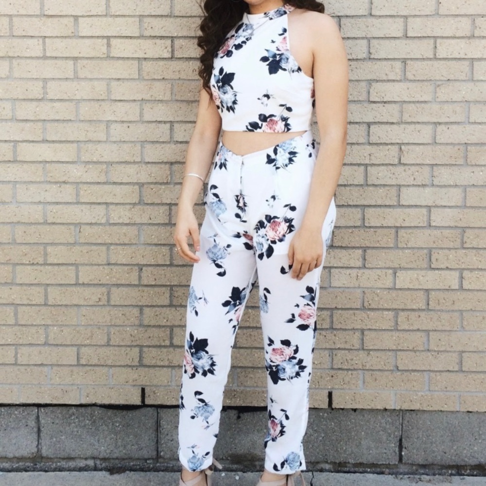 FLORAL MATCHING SET. Top is HALTER. Size Large